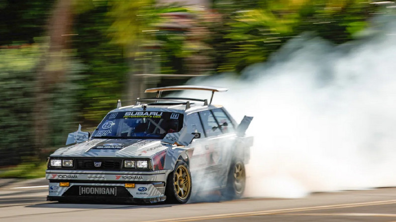 Gymkhana 2022 z Travisem Pastraną i starym Subaru