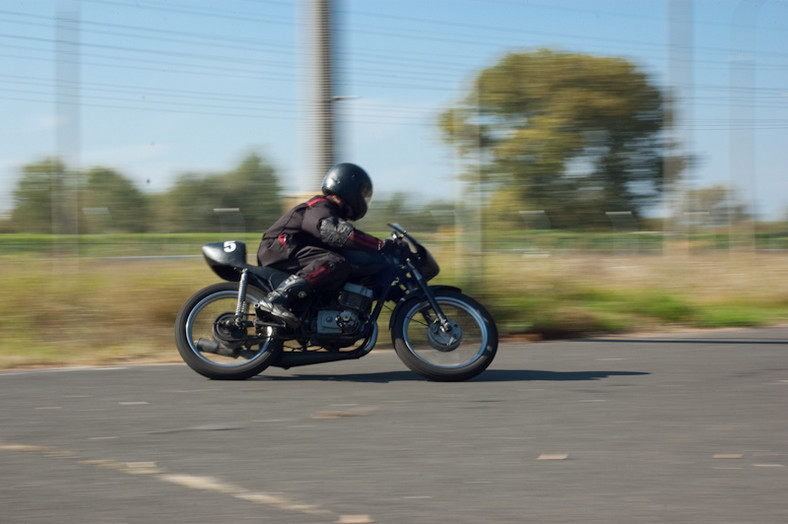 Polskie motocykle i samochody na torze FSO