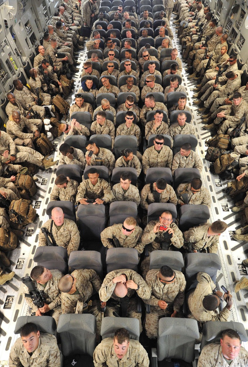 Desetine američkih marinaca zgurani u transportnom avionu koji ih prebacuje iz baze u Kirgistanu u Avganistan