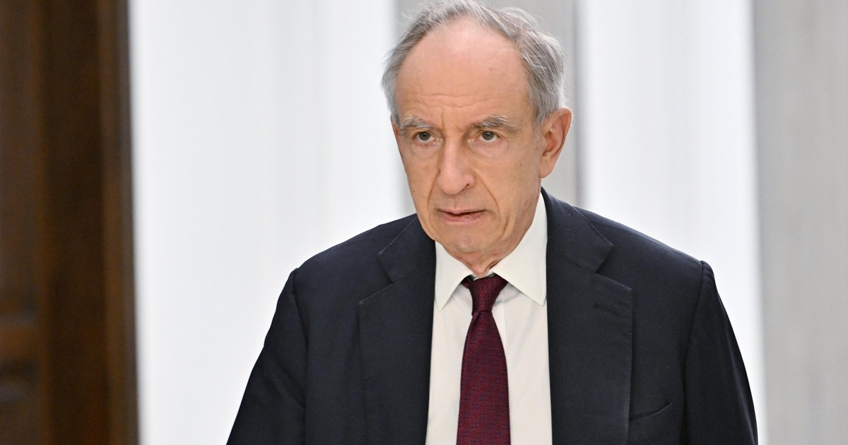 Poważne kłopoty Bartoszewskiego. Uwagę zwraca majątek polityka