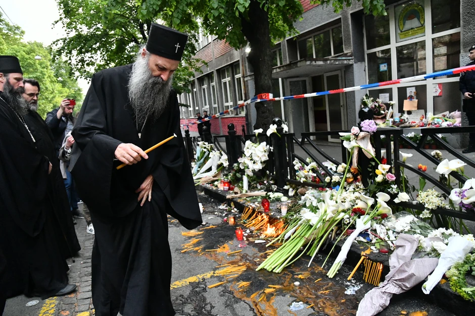 Patrijarh Porfirije održao je opelo ispred škole "Vladislav Ribnikar"