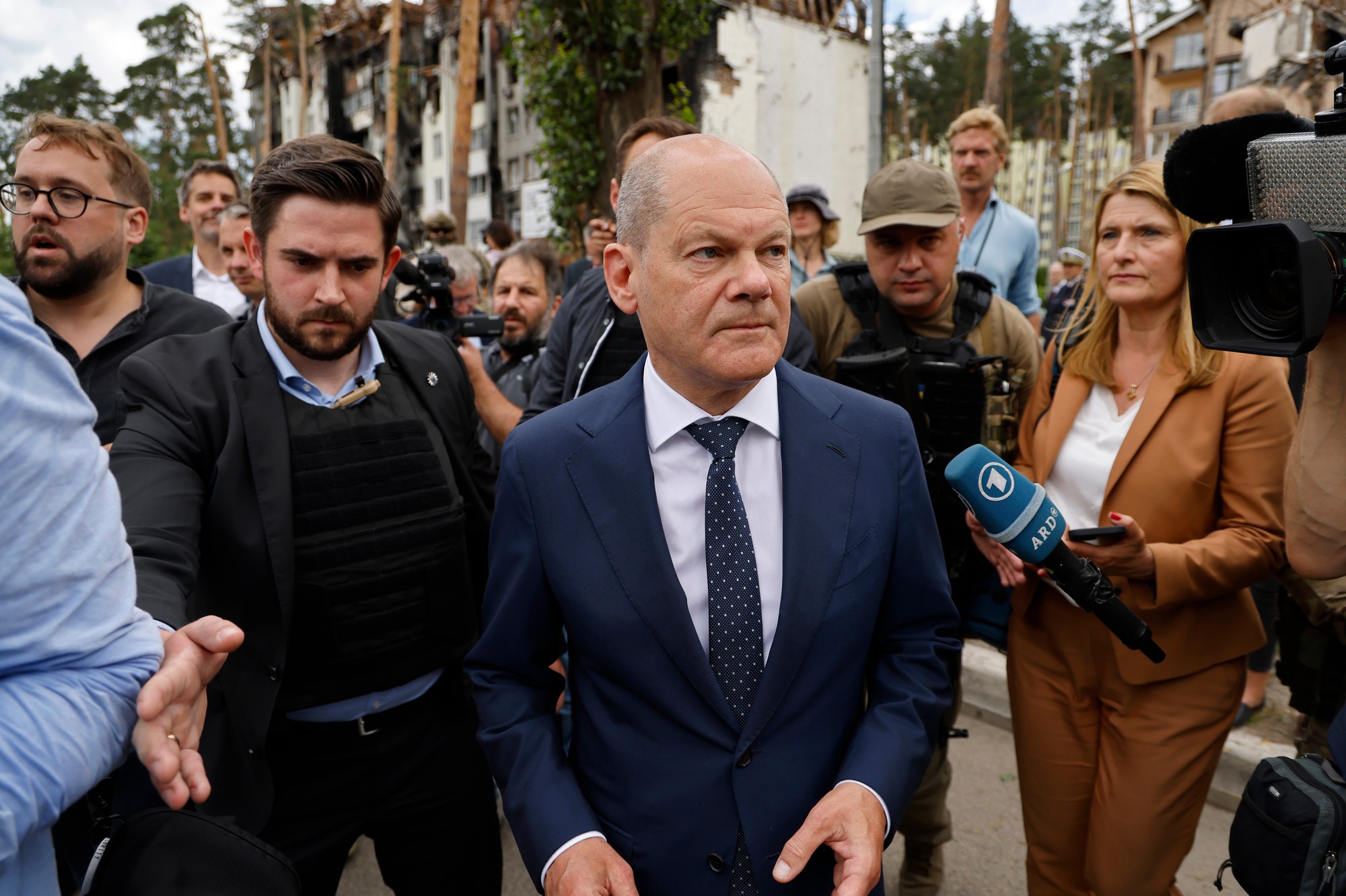 Nemecký kancelár Olaf Scholz (druhý sprava) odpovedá na otázky novinárov počas návštevy mesta Irpiň neďaleko Kyjeva.