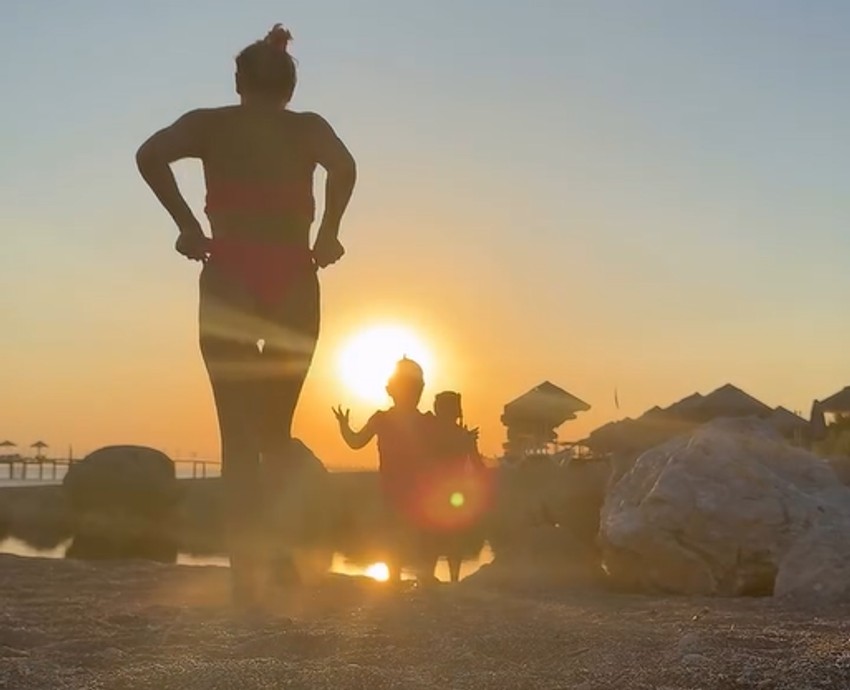 Luna Đogani sa ćerkama