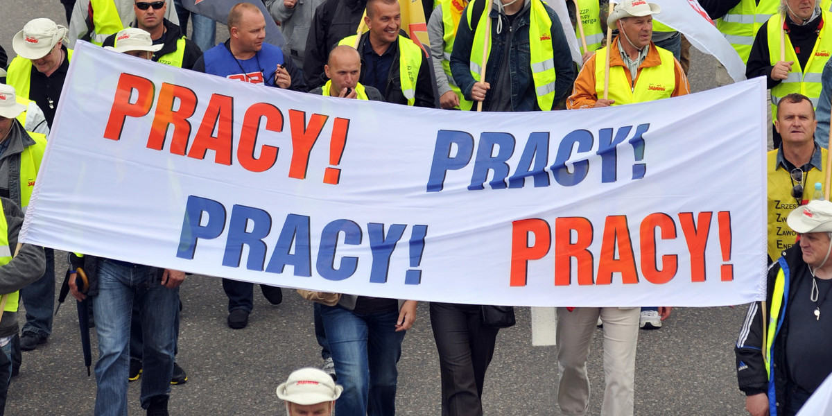 Propozycja Lewicy zakłada m.in., że każda osoba na zwolnieniu będzie otrzymywała 100 proc. wynagrodzenia, a zatrudnieni na umowy o dzieło i na zlecenie będą mieli prawo do urlopu. Na zdjęciu protest pracowników w Gdańsku w 2013 r.