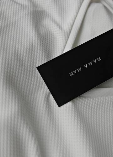 Wpadka sklepu "Zara". W zamówieniu wysłano... używaną koszulkę - Noizz