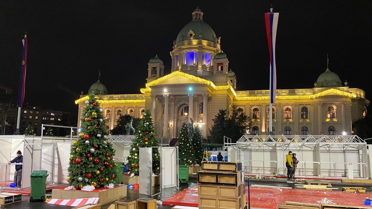 sklanjanje štandova ispred Skupštine