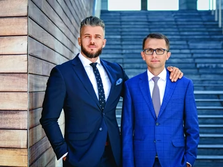 Prezes Marcin Frączek (po lewej) wraz z wiceprezesem Michałem Kapicą suchą stopą przeprowadzili swoją firmę przez załamanie w branży fotowoltaiki.