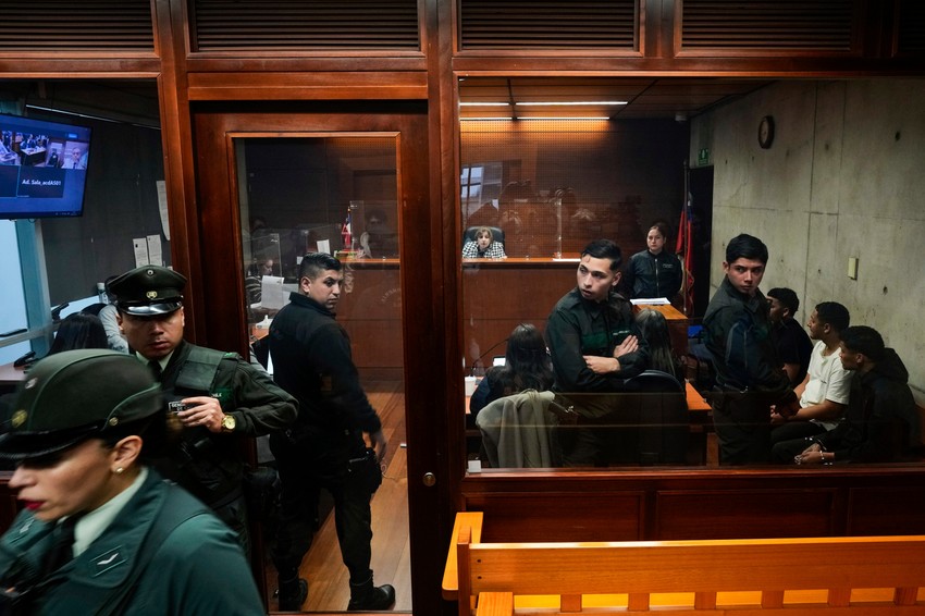 Navodni članovi kartela Tren de Aragua na sudu zbog ubistva u Santjagu, Čile, 9. jula