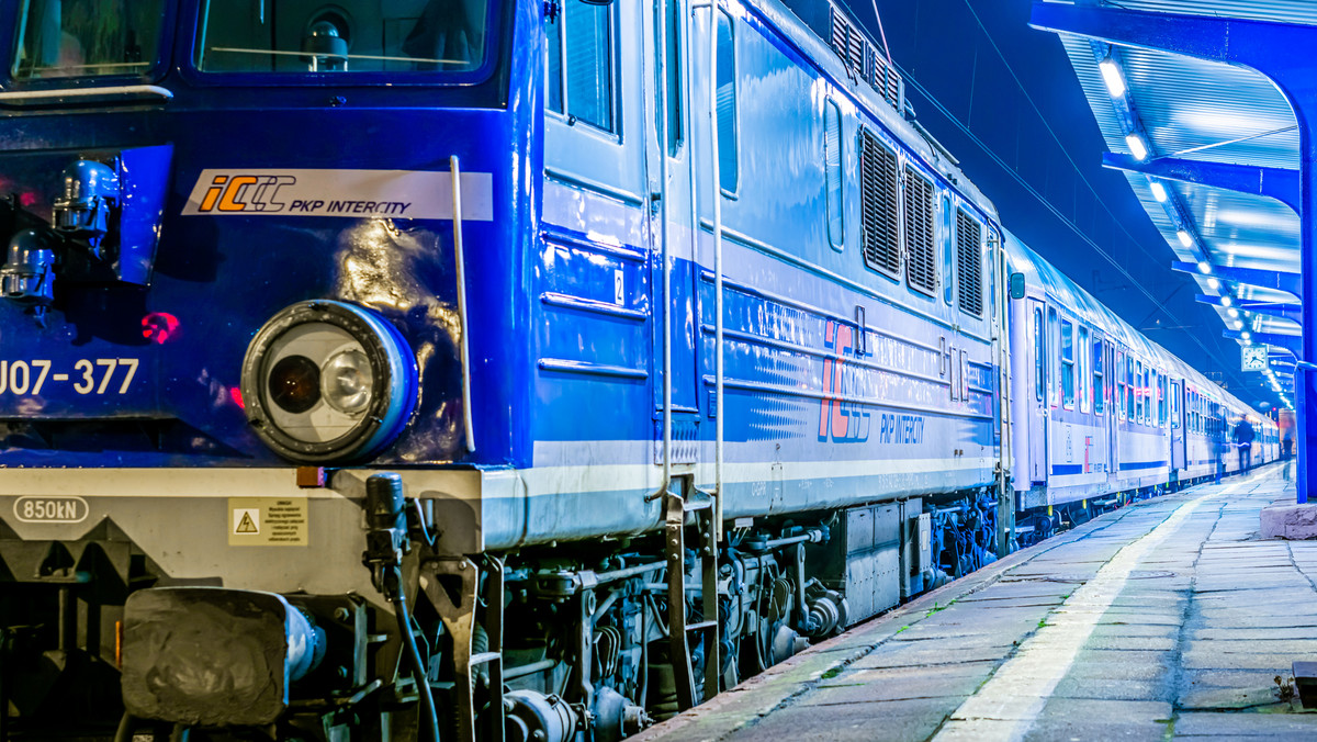 Zmiana czasu na zimowy. 13 składów PKP Intercity zatrzyma się na godzinę