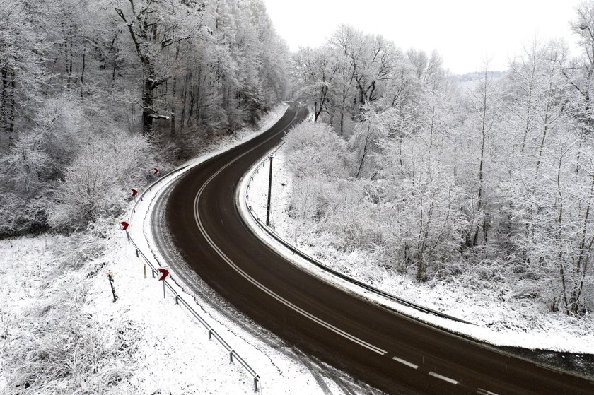 Pierwszy w tym roku atak zimy w Polsce. Biały puch pokrył miasta