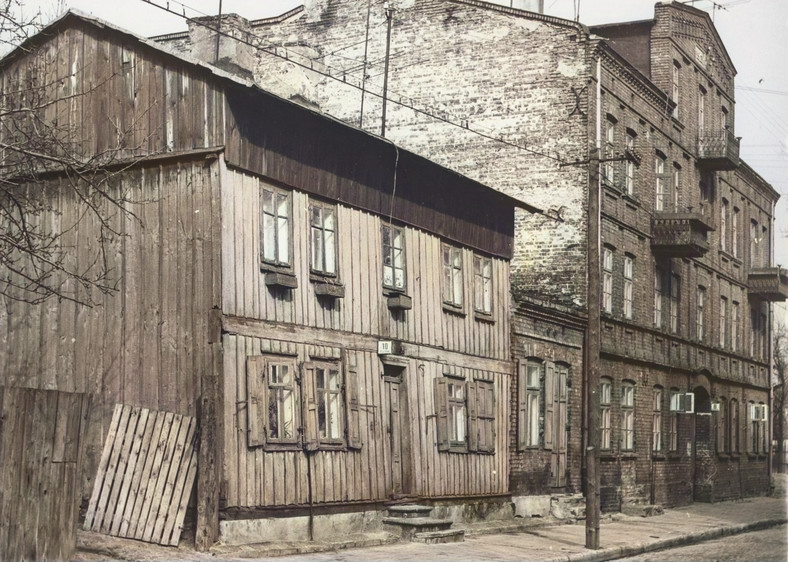 Zbrodni dokonano w pobliżu tych budynków, znajdujących się przy dawnej ul. 16 Stycznia, zdjęcie z lat 60.