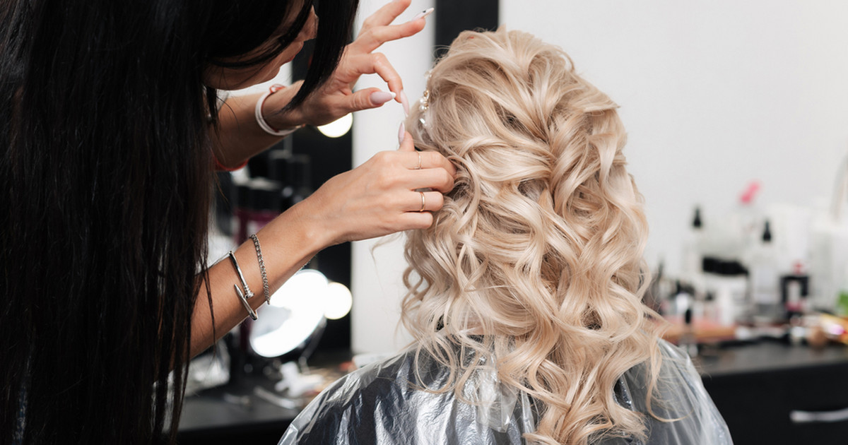 Pomysły na fryzury ślubne z rozpuszczonymi włosami - Kobieta