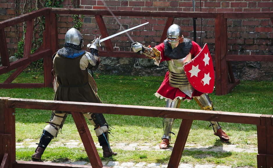 Pojedynek rekonstruktorów średniowiecznych rycerzy podczas oblężenia Malborka