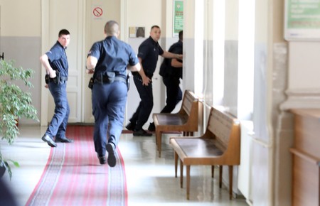 Uroša i Radišu Blažića policija i sudska straža odvodi iz sudnice