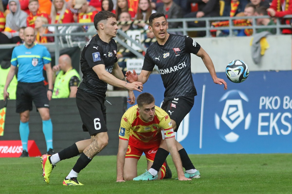 Zawodnik Jagiellonii Białystok Taras Romanczuk (C) oraz Patryk Sokołowski (P) i Jani Atanasov (L) z Cracovii podczas meczu 28. kolejki piłkarskiej Ekstraklasy
