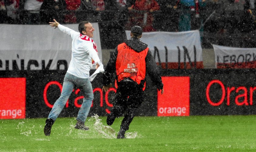6. Kiedy zakończył się ostatni mecz Euro 2012 wydawało się, że o Stadionie Narodowym wreszcie zrobi się cicho, a po spełnieniu swojej podstawowej roli, będzie od teraz wiódł nudne życie standardowego, poprawnie działającego, piłkarskiego boiska. Nic bardziej mylnego. Prawdziwą gwiazdą stadion stał się w <b>październiku 2012 roku</b>. <br><br>Kompilacja obfitych opadów deszczu, meczu Polska - Anglia i niezamykającego się dachu, przełożyła się na coś, co internauci błyskawicznie okrzyknęli mianem <b>„basenu narodowego”</b>.<br><br> Na zdjęciu kibic, który wbiegł na zalaną murawę na Stadionie Narodowym w czasie meczu Polska-Anglia