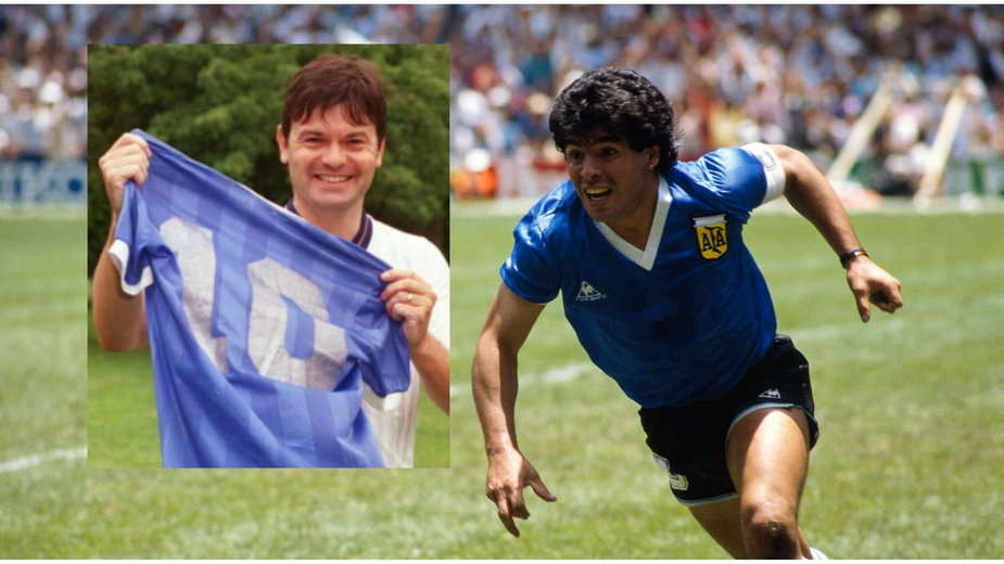 Diego Maradona w meczu z Anglią na MŚ 1986. Z lewej strony Steve Hodge trzymający koszulkę Maradony z tego spotkania (Twitter)
