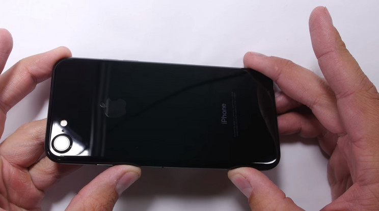 Karcteszt: Iszonyúan sérülékeny az új jet black iPhone 7 / Fotó: YouTube