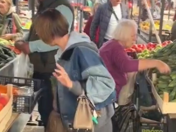 Ponašanje bogate žene prema prodavačici sa tezge na Kalenić pijaci Srbe doveo do ludila