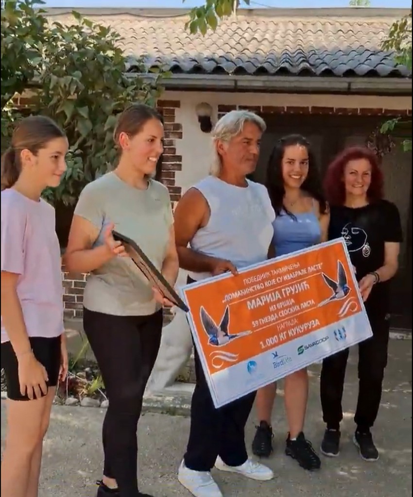 Društvo za zaštitu i proučavanje ptica Srbije uručilo je porodici Grujić nagradu - 1.000 kg kukuruza 