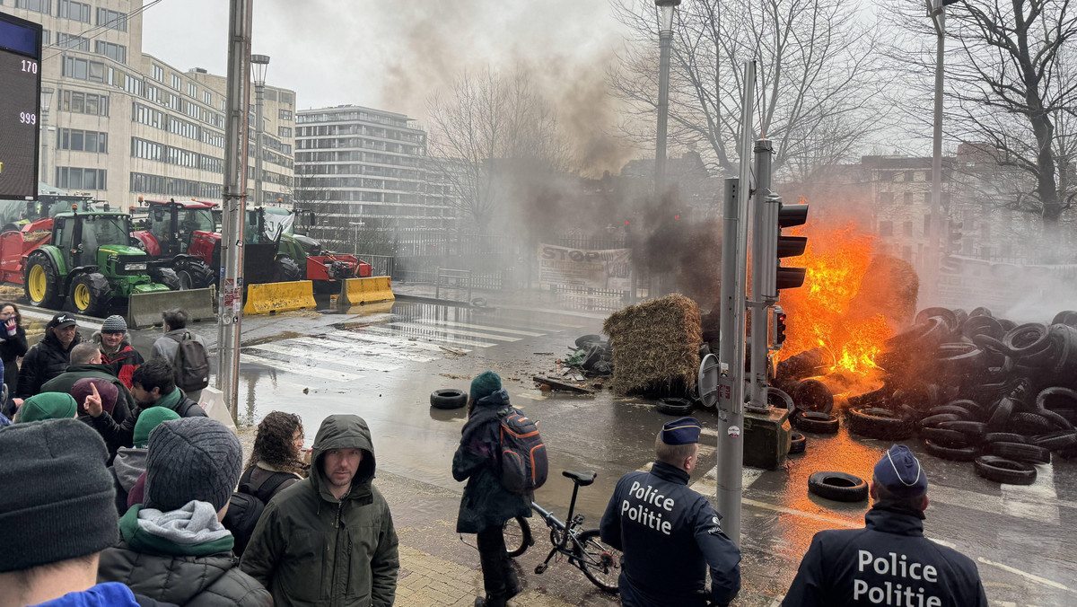 Gorąco na proteście rolników w Brukseli. Podpalili opony i wylali gnojówkę