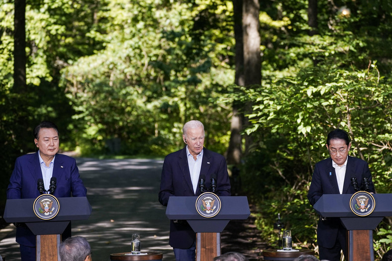 Prezydent Korei Południowej Yoon Suk Yeol, prezydent Joe Biden i premier Japonii Fumio Kishida podczas szczytu trójstronnego w Camp David, Maryland, USA, 18 sierpnia 2023 r.