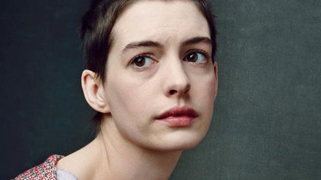 Anne Hathaway do roli w Nędznikach bardzo schudła, ale krytykowała dziennikarzy zadających jej zbyt wiele pytań o dietę., fot. vouge. com