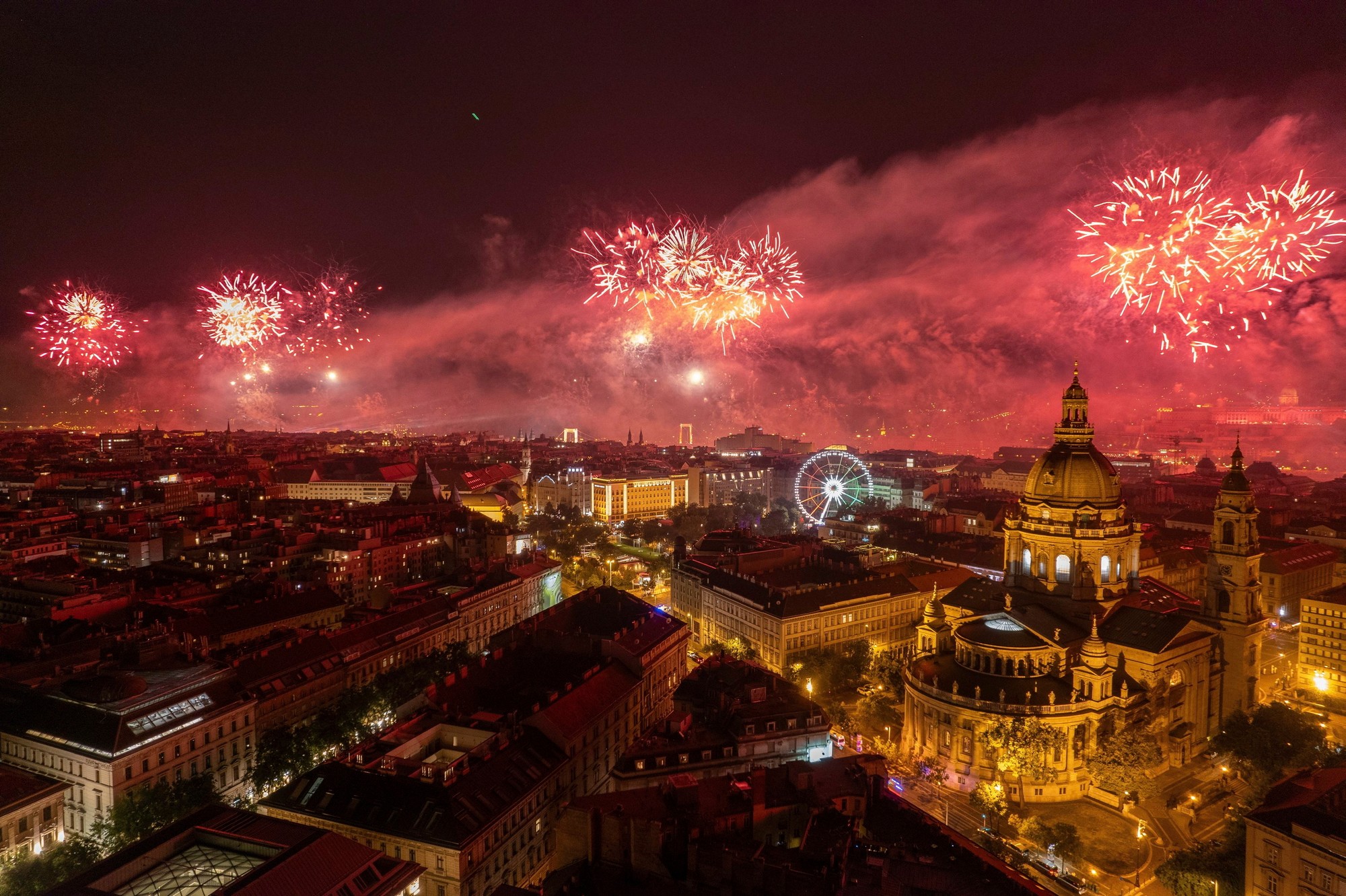 Ohňostroj nad Budapešťou počas osláv maďarského štátneho sviatku založenia štátu a jeho zakladateľa, kráľa sv. Štefana.