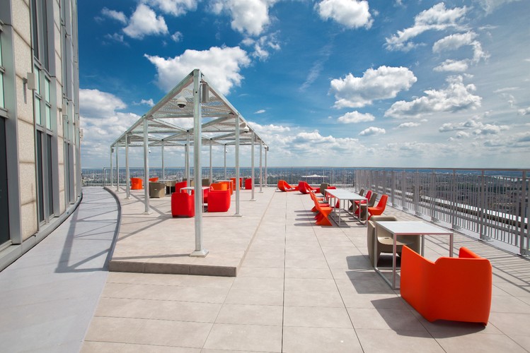 Niezwykłym atutem Warsaw Financial Center jest jeden z najwyżej położonych, otwartych tarasów widokowych w Warszawie. Ponad 140-m. przestrzeń, nazwana Roofa32, otwarta jest dla pracowników biurowca przez cały sezon wiosenno-letni. Taras wyposażony został w designerskie meble modułowe, pozwalające na szybkie i dowolne zaaranżowanie przestrzeni oraz drewnianą podłogę. Roofa32 to miejsce, gdzie pracownicy biurowca mogą znaleźć chwilę odpoczynku lub zjeść lunch, napawając się niezwykłymi widokami stolicy. <br><br>

Najemcy mogą tam również organizować spotkania dla swoich gości. Z myślą o wszystkich pracujących w biurowcu Zarząd Warsaw Financial Center organizuje tam cykliczne wydarzenia specjalne. W 2017 można było uczestniczyć w śniadaniu z popularną blogerką kulinarną, zajęciach z fizjoterapii kręgosłupa czy pożegnać lato owocami i przekąskami proponowanymi przez najemców gastronomicznych.