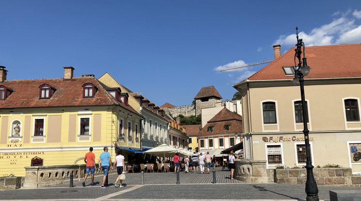 Egerben a vár és a Dobó tér környéke nyüzsgő központi rész /Fotó: FA