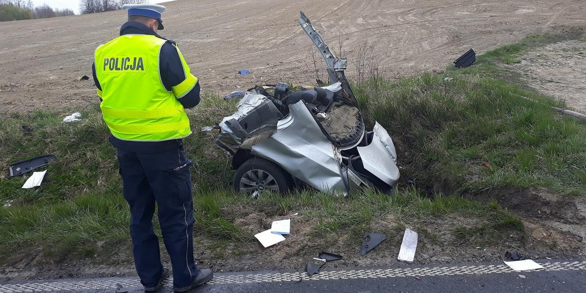 Auto rozpadło się na trzy części. Tragiczny wypadek w Mariankach