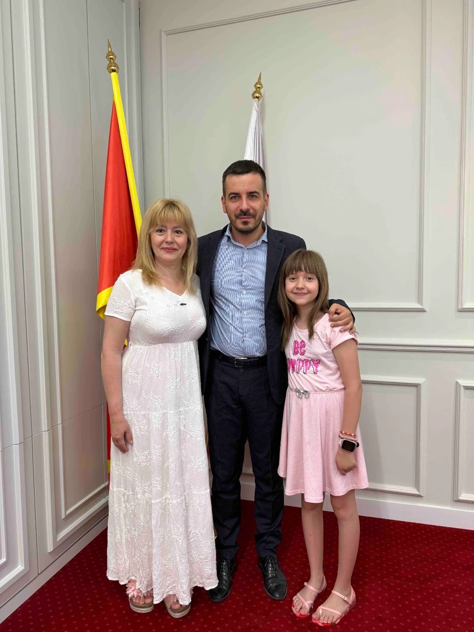 Sanja i Jovana sa gradonačelnikom Kotora