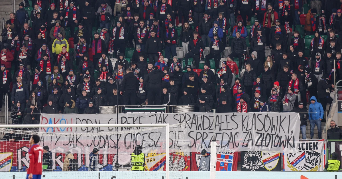 Kibice Rakowa nie zostawili suchej nitki na Papszunie. Oto co napisali na transparencie