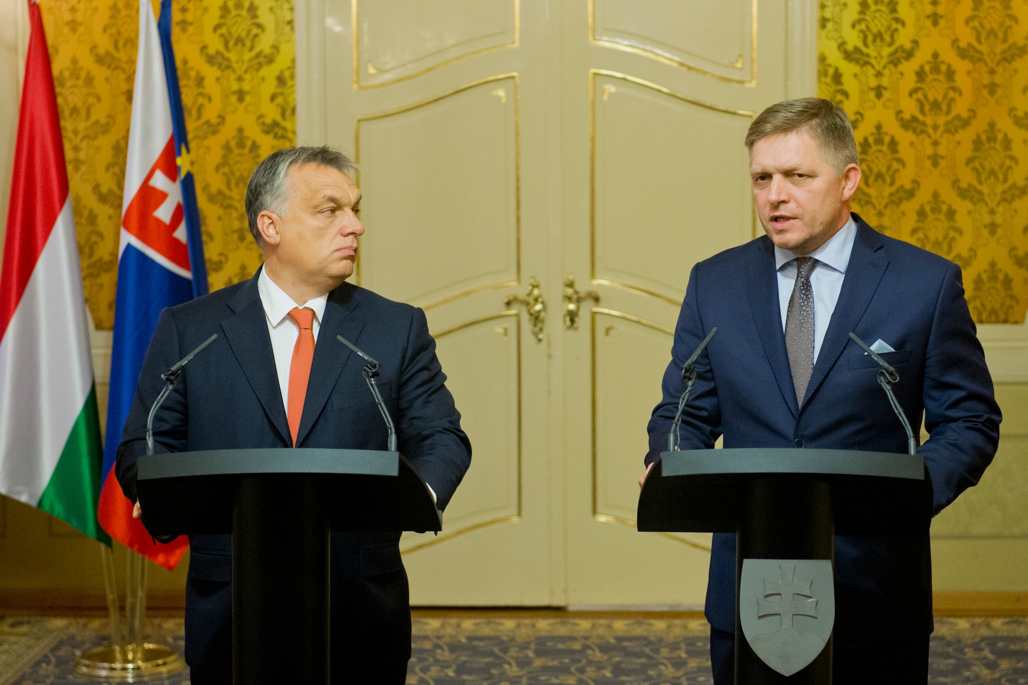 Predseda vlády SR Robert Fico (vpravo) a maďarský predseda vlády Viktor Orbán počas tlačovej konferencie 7. októbra 2016 v Bratislave.