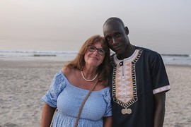 Baka iz Engleske, koja ima 65 GODINA, zabavlja se sa DVE DECENIJE MLAĐIM konobarom iz Gambije jer je njeni vršnjaci NE PRIVLAČE: "Ćelavi su i izgledaju kao isprana salata od kupusa"