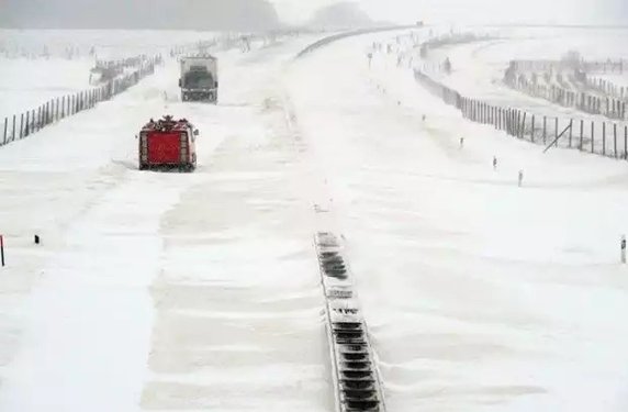 Śnieżyca na drodze