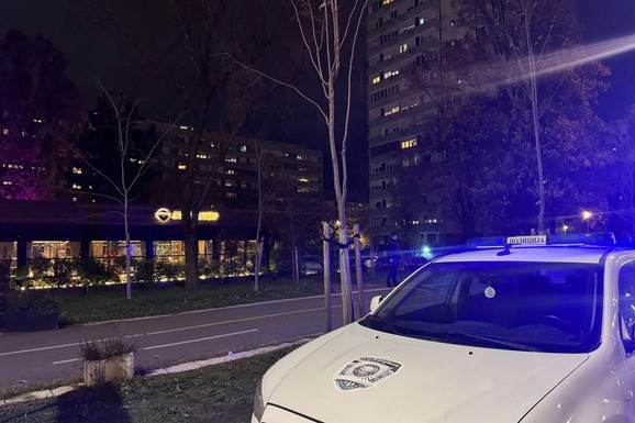 (FOTO, VIDEO) PRVE SLIKE SA MESTA PUCNJAVE NA NOVOM BEOGRADU Sve vrvi od policije ispred poznatog restorana, u mladića (30) ispaljeno više hitaca, poznato u kakvom je stanju