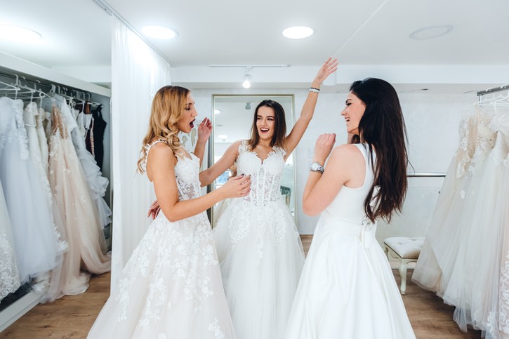 Hochzeitskleider anprobieren.
