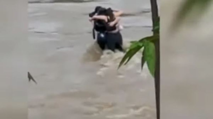 Potresan prizor kako se troje mladih grle