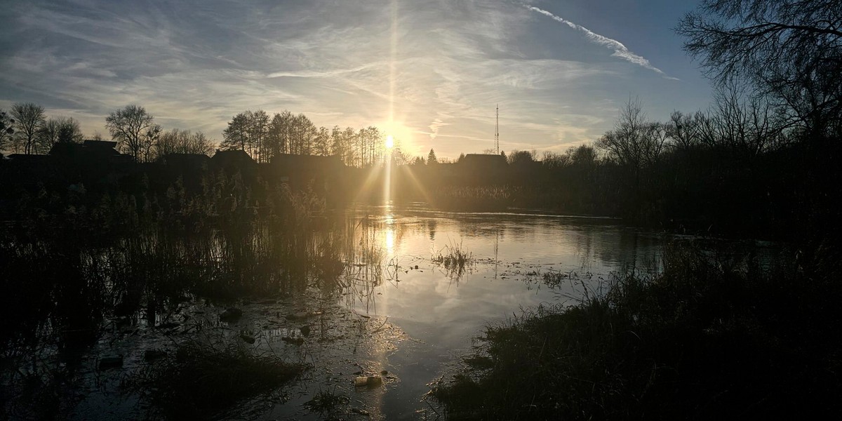 Zachód słońca nad Wartą w Obornikach, 28 grudnia 2023 r. 