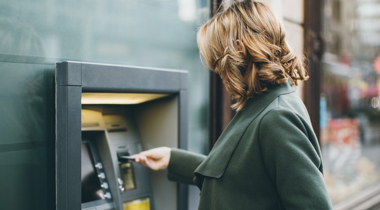 Készpénzfelvétel ATM-ből: az összes pénzed eltűnhet, ha erre nem figyelsz Fotó: Getty Images