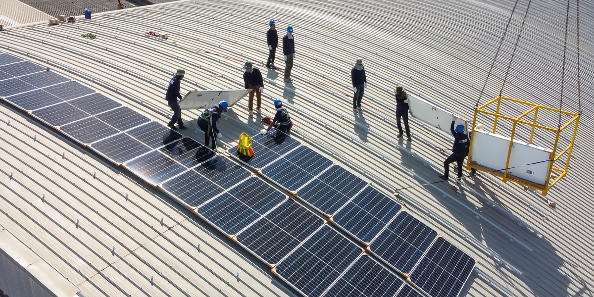 Branża OZE obserwuje dziś zwiększone zainteresowanie zakładów przemysłowych redukcją kosztów energii i przejściem na zieloną energię.