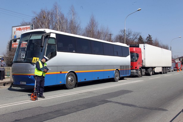 Tir zderzył się z autokarem pełnym dzieci. Akcja ratunkowa pod Warszawą