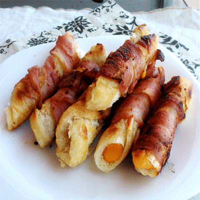 Baconös, cheddar sajtos kenyértekercsek