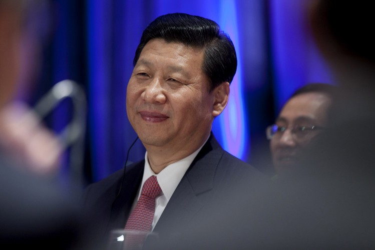 Xi Jinping jest przewodniczącym Chińskiej Republiki Ludowej. Wcześniej był m. in. sekretarzem Komunistycznej Partii Chin. Polityk mocno zasłynął wypowiadając walkę korupcji. Zapewnił, że „będziemy łapać zarówno tygrysy, jak i muchy”. Niektórzy eksperci uważają, że Xi jest symbolem nowej generacji chińskich przywódców, którzy nie będą skupiali władzy we własnych rękach. - Trzeba zrozumieć, że Xi po przejęciu władzy będzie ostrożny i stosunkowo słaby. Przynajmniej w pierwszych latach. Skończyły się już czasy jedynowładztwa w Chinach, jak za przewodniczącego Mao. Xi będzie pierwszym wśród równych, decyzje ucierać się będą w szerszym gronie – powiedział Daniel Kliman z portalu http://foreignpolicy.com.