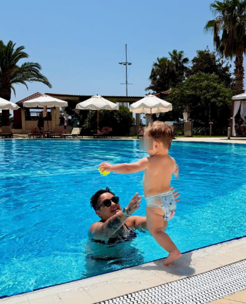 Marija Šerifović sa sinom na bazenu