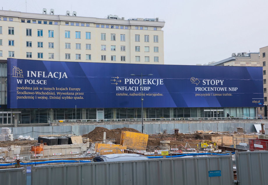Nowy baner zawisł na budynku NBP w Warszawie. 28 listopada 2023 r.