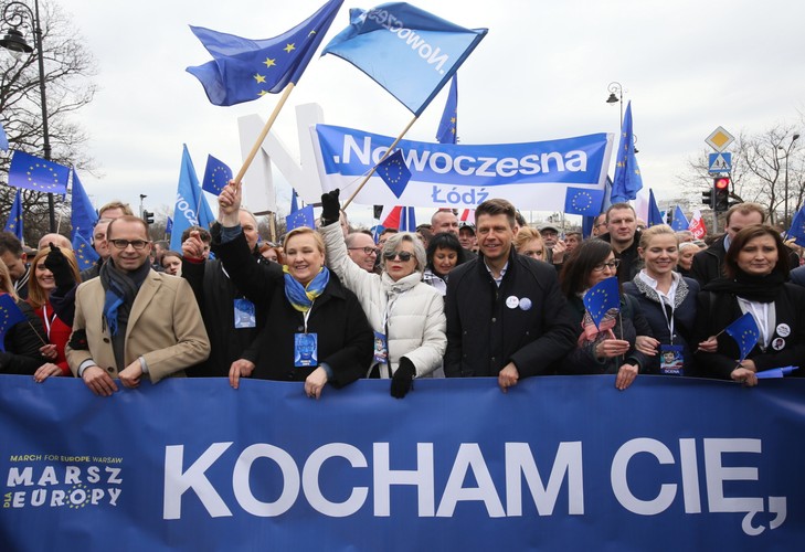 Europosłanka Róża Thun, lider Nowoczesnej Ryszard Petru, aktorka Krystyna Janda, posłanka Nowoczesnej Kamila Gasiuk-Pihowicz, poseł PO Michał Szczerba, posłanka Nowoczesnej Joanna Schmidt  i radna Warszawy Paulina Piechna-Więckiewicz na czele Marszu dla Europy pod hasłem: 