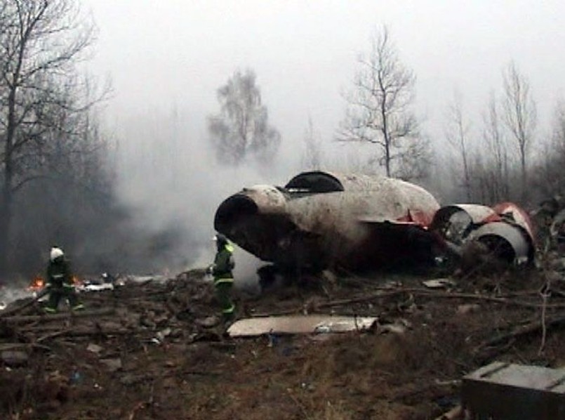 Pod tym kątem badano również ofiary, które wyjęto z grobów. Nie stwierdzono, żeby ich obrażenia miały charakterystykę, która by uzasadniała tę tezę. Przeciwnie: stwierdzono, że ich obrażenia są charakterystyczne dla ofiar typowych katastrof, kiedy samolot uderza w ziemię" - mówił w Radiu ZET prokurator Seremet. Zaprzeczył również tezie o nadpaleniu szczątków ofiar. "Nic takiego biegli powołani przez prokuratorów nie stwierdzili" - zaznaczył