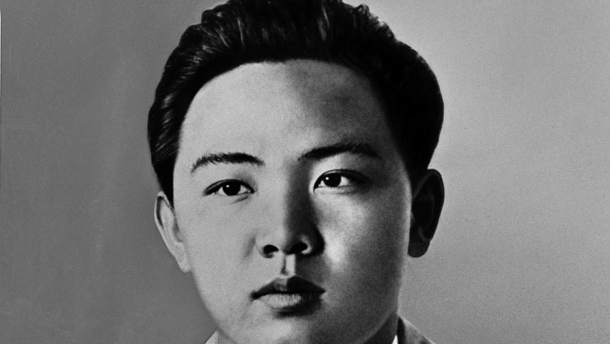 Korea Północna upamiętniła 70. urodziny zmarłego przywódcy Kim Dzong Ila begoniami, (które noszą jego imię - kimdzongilie), paradą wojskową i obietnicami wierności jego synowi Kim Dzong Unowi, który przejął stery państwa.